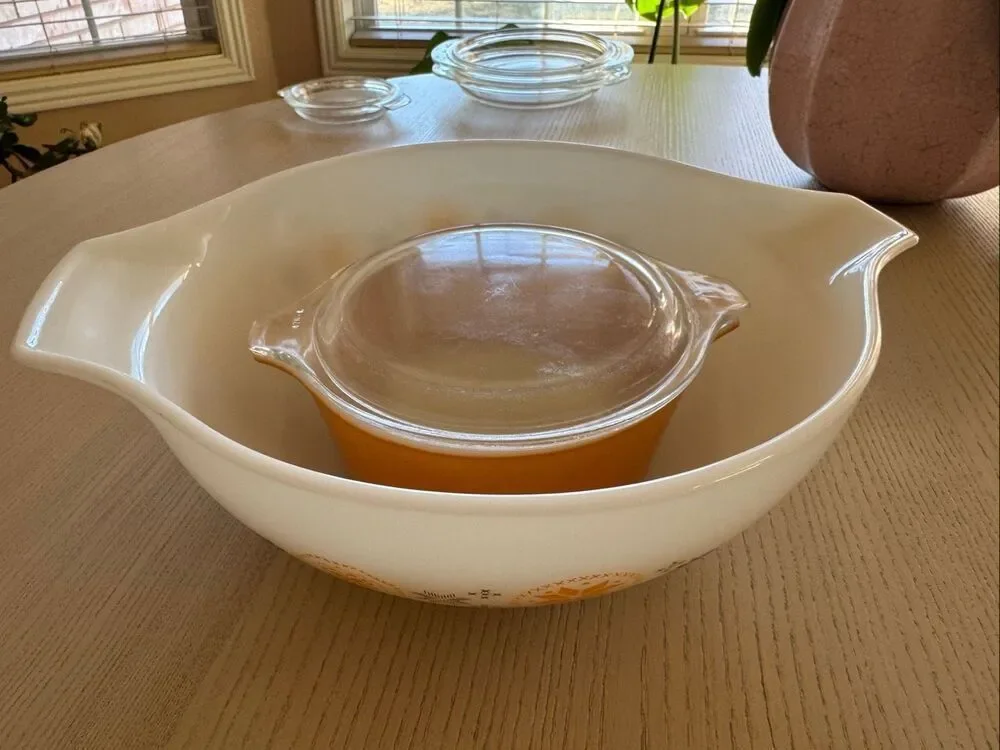 Pyrex Town & Country Cinderella bowl 444 60s Pennsylvania Dutch Old Orchard 472